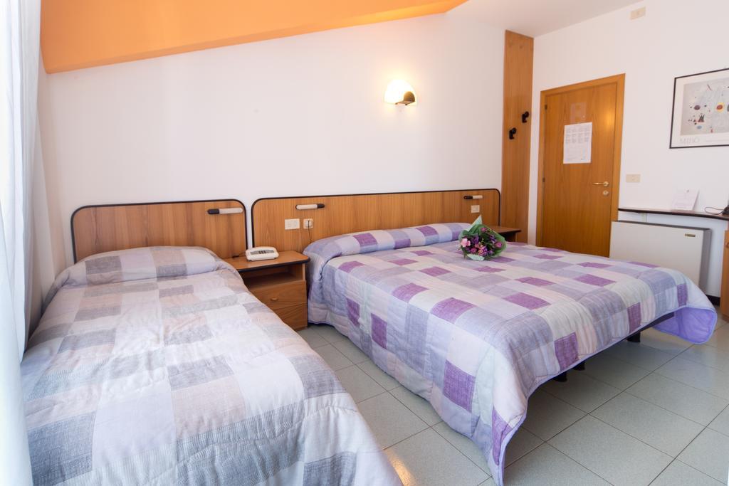 Hotel Crocenzi Сан-Марино Экстерьер фото
