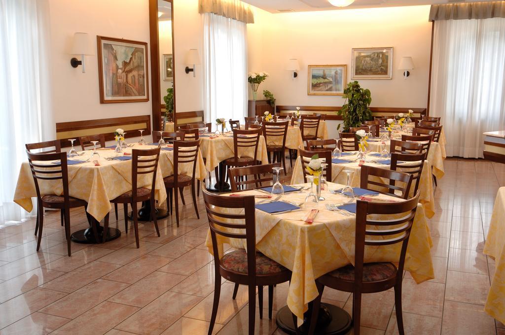 Hotel Crocenzi Сан-Марино Экстерьер фото