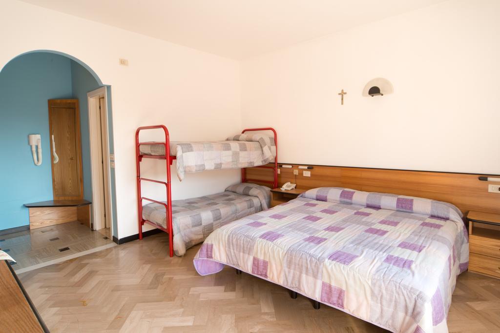 Hotel Crocenzi Сан-Марино Экстерьер фото