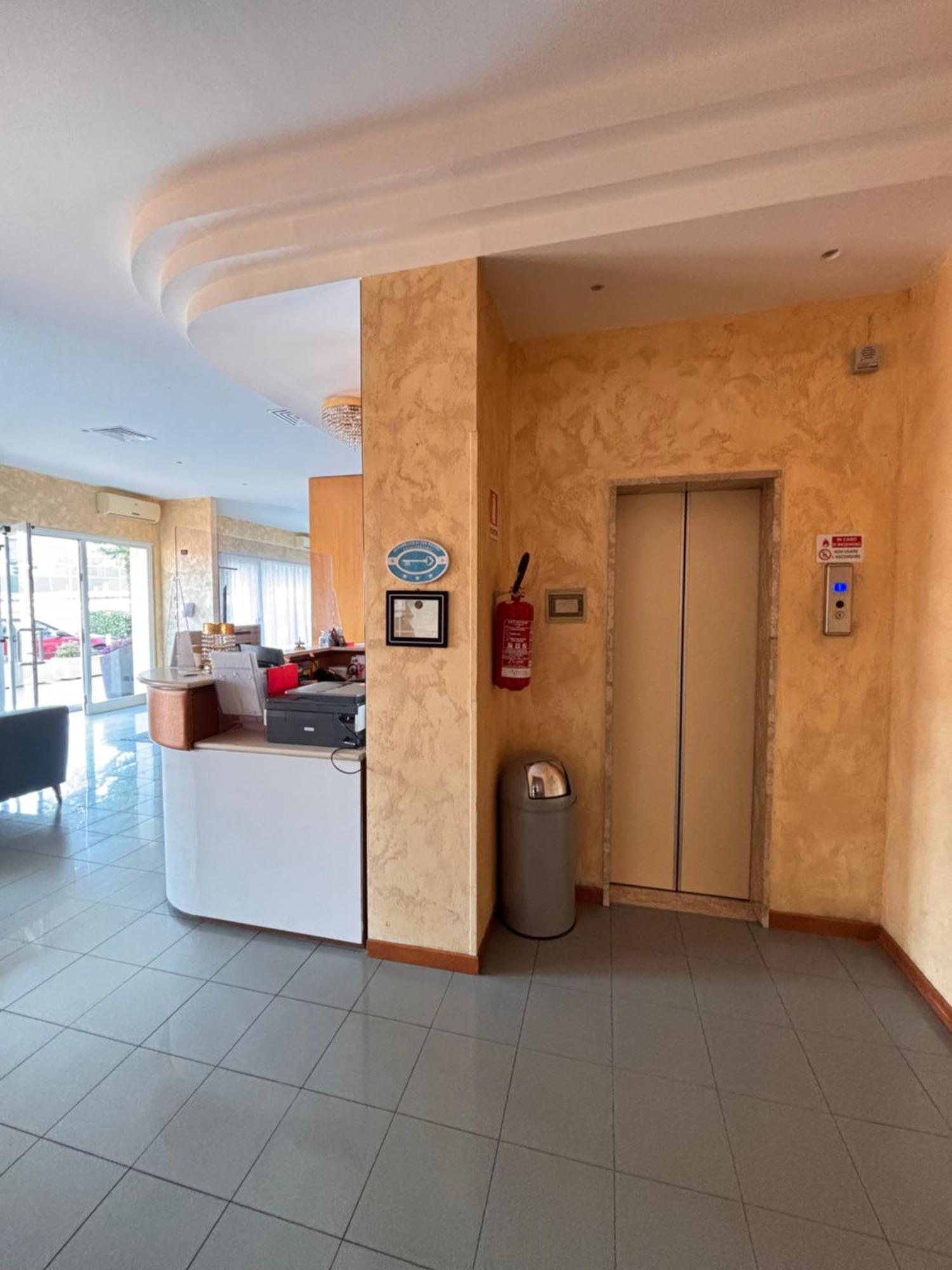 Hotel Crocenzi Сан-Марино Экстерьер фото