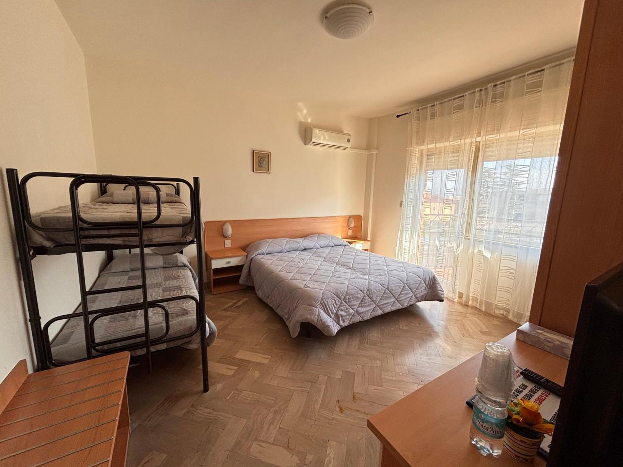 Hotel Crocenzi Сан-Марино Экстерьер фото